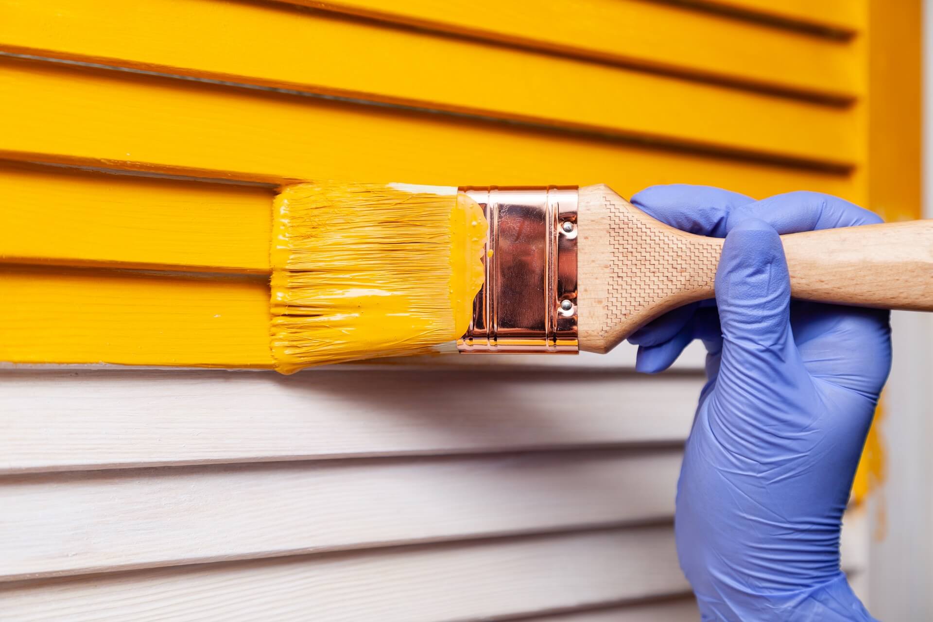 Como pintar porta de madeira com trincha