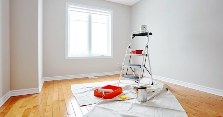 Cores que aumentam ambientes - sala com escada e equipamentos de pintura